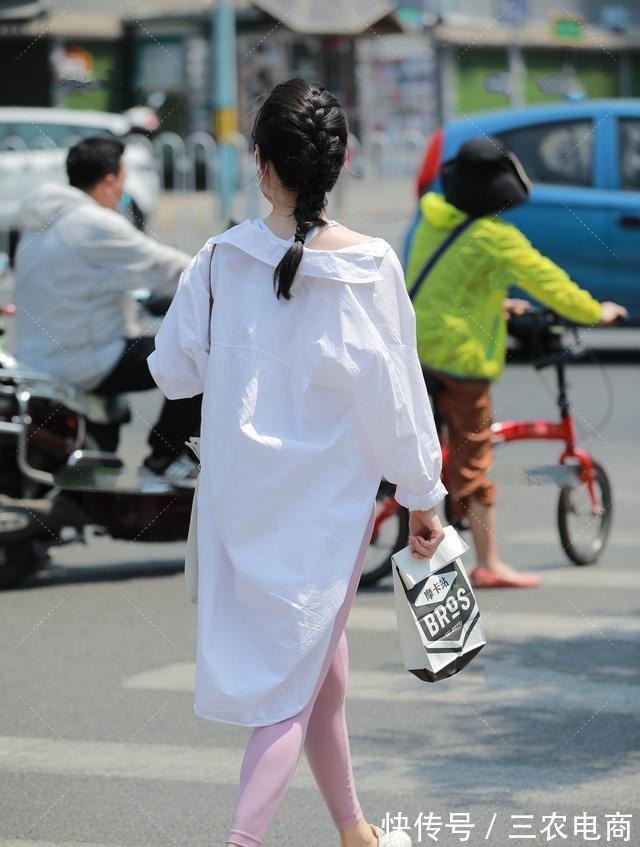 搭配 亮白色长风衣搭配粉色运动裤,清爽明朗,简约时尚!