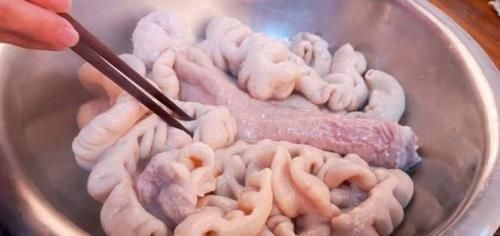 猪大肠|清洗猪大肠，放盐还是加醋？老师傅教你正确方法，15分钟去腥臭