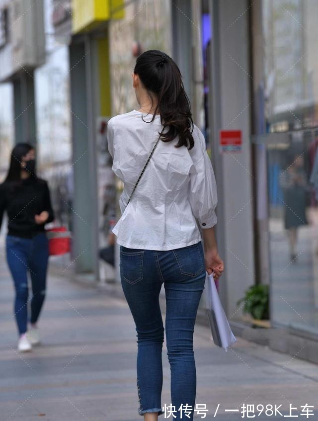 白衬衫 白衬衫与牛仔裤的穿搭,既适合日常逛街,平时上班穿!
