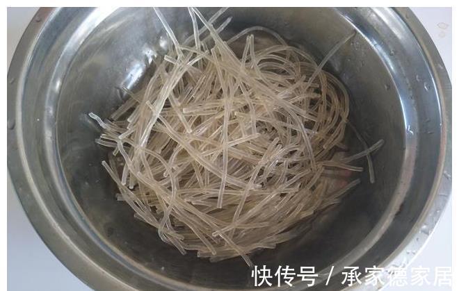 口感|白菜炖粉条时,“放2味”口感好,白菜软烂嫩香,粉条爽滑又好吃