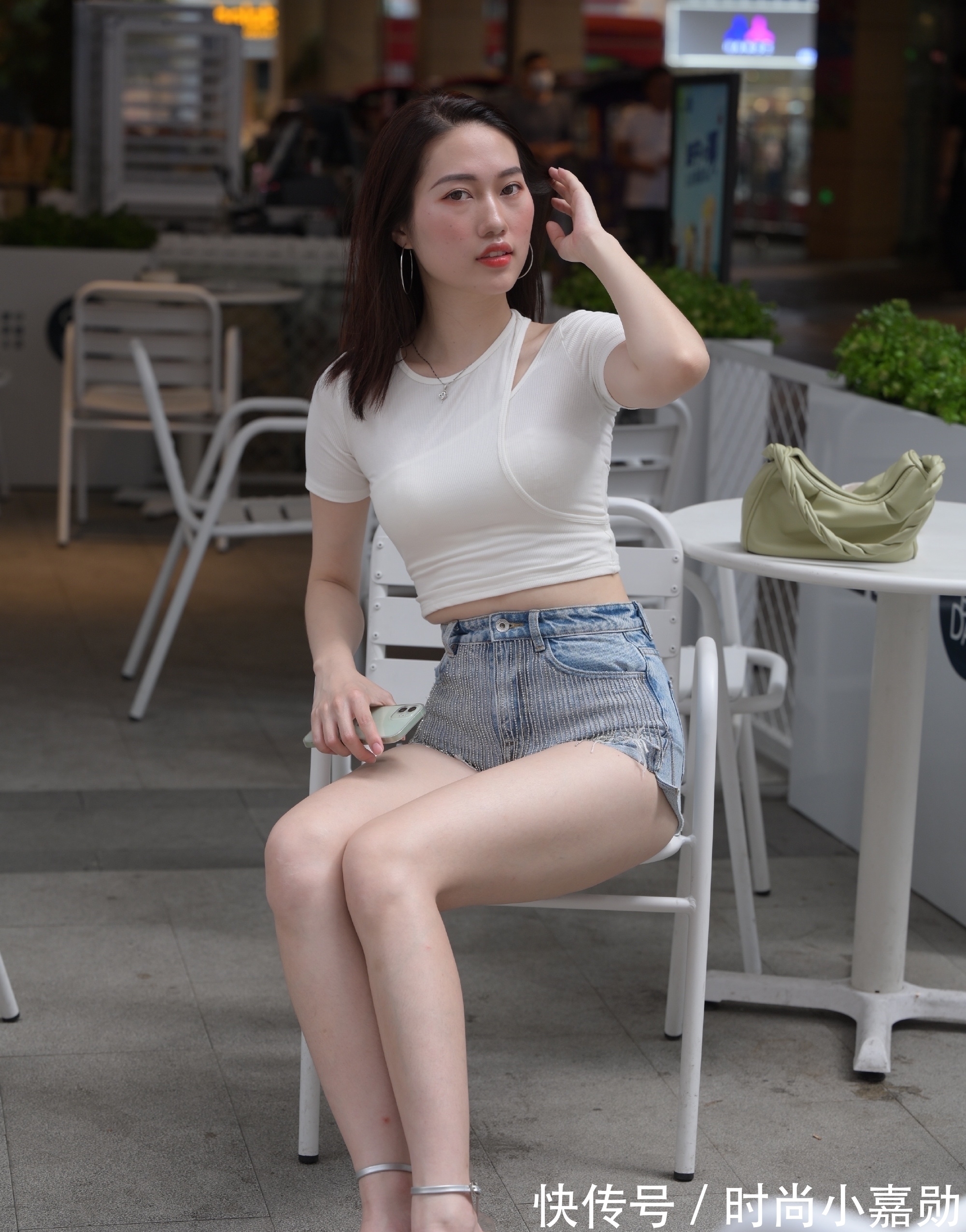 女人味 露脐T恤搭配牛仔热裤,清凉又百搭,也不失魅力小性感