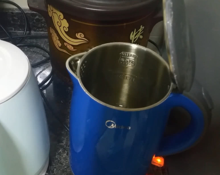 赶紧在水壶里撒一勺盐,没想到作用这么大,看完回家试一试