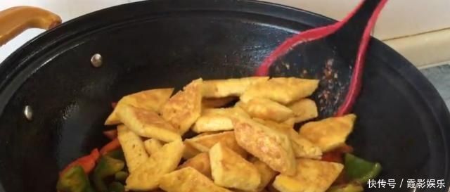 把豆腐放进鸡蛋液里,擀面杖一压,给红烧肉都不换,真是太香了