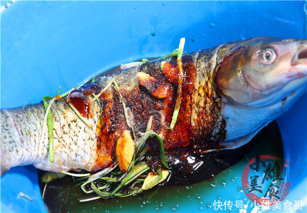 把一整条鱼扔进电饭锅中，头一次见这种做法，出锅连骨头都不剩