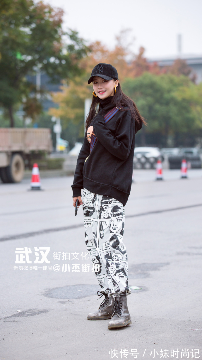 街拍|武汉街拍,白T恤搭配条纹阔腿裤,简约随意又百搭