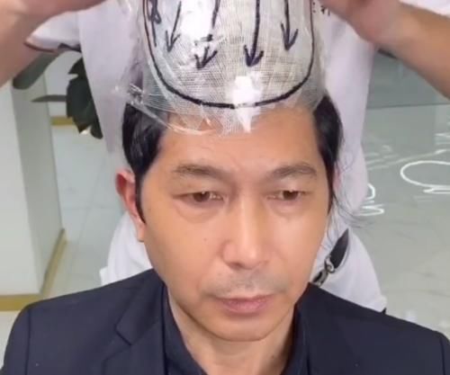 发型|地中海式发型大叔换了款发型后，瞬间变英俊潇洒，女生：厂长成了董事长