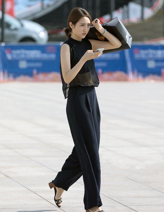 身姿|街拍:个性时尚的美女,曼妙身姿,笑容甜美可爱