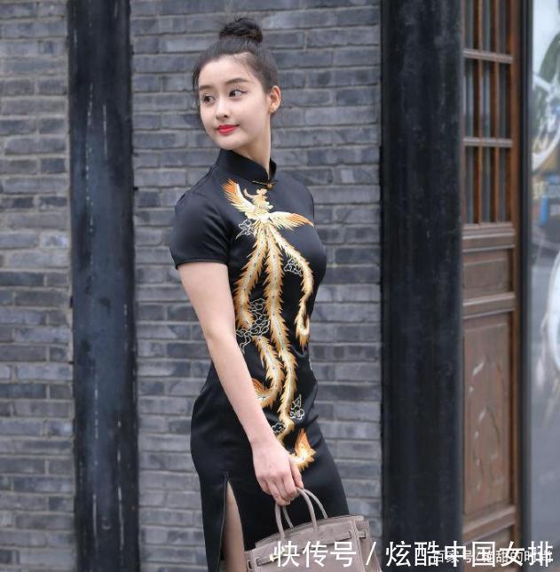 旗袍 精致美女身穿霸气的黑色“凤袍”,独特气质让人惊艳
