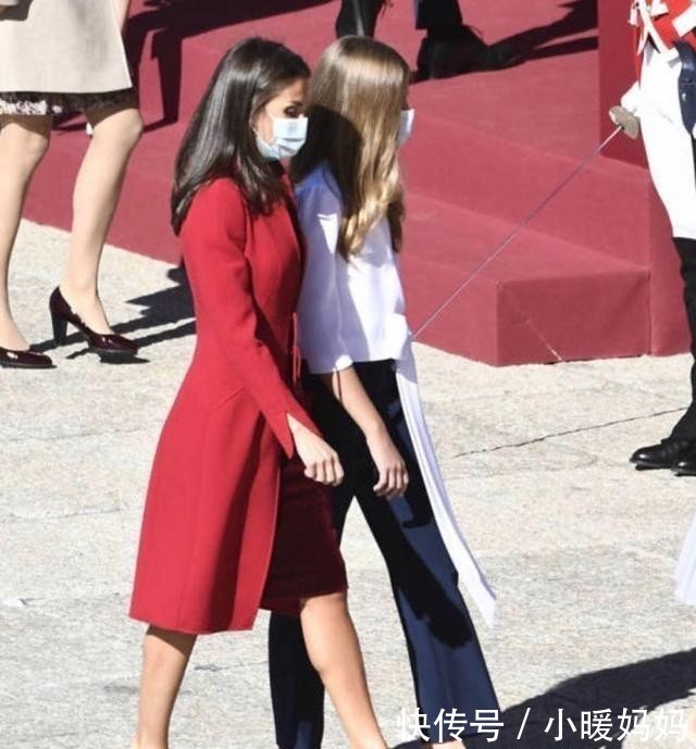 姐妹花|这朵西班牙姐妹花很少见,劳拉的蓝色连衣裙和她姐姐一样高