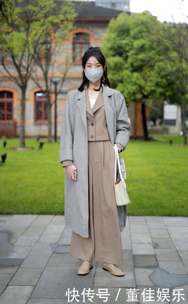 女人再懒，穿大衣也别配直筒裤，学下面潮人这样来穿，时髦又显瘦