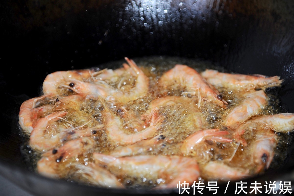 大虾好吃的做法，加入黑胡椒炖煮入味，鲜美可口，好吃到舔手指