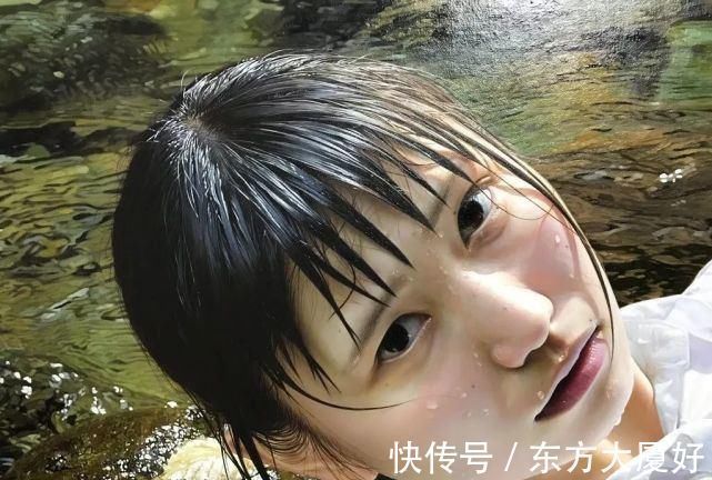 三重野庆@日本一位画家画了一幅水中少女,网友放大20倍后,才是惊艳的开始