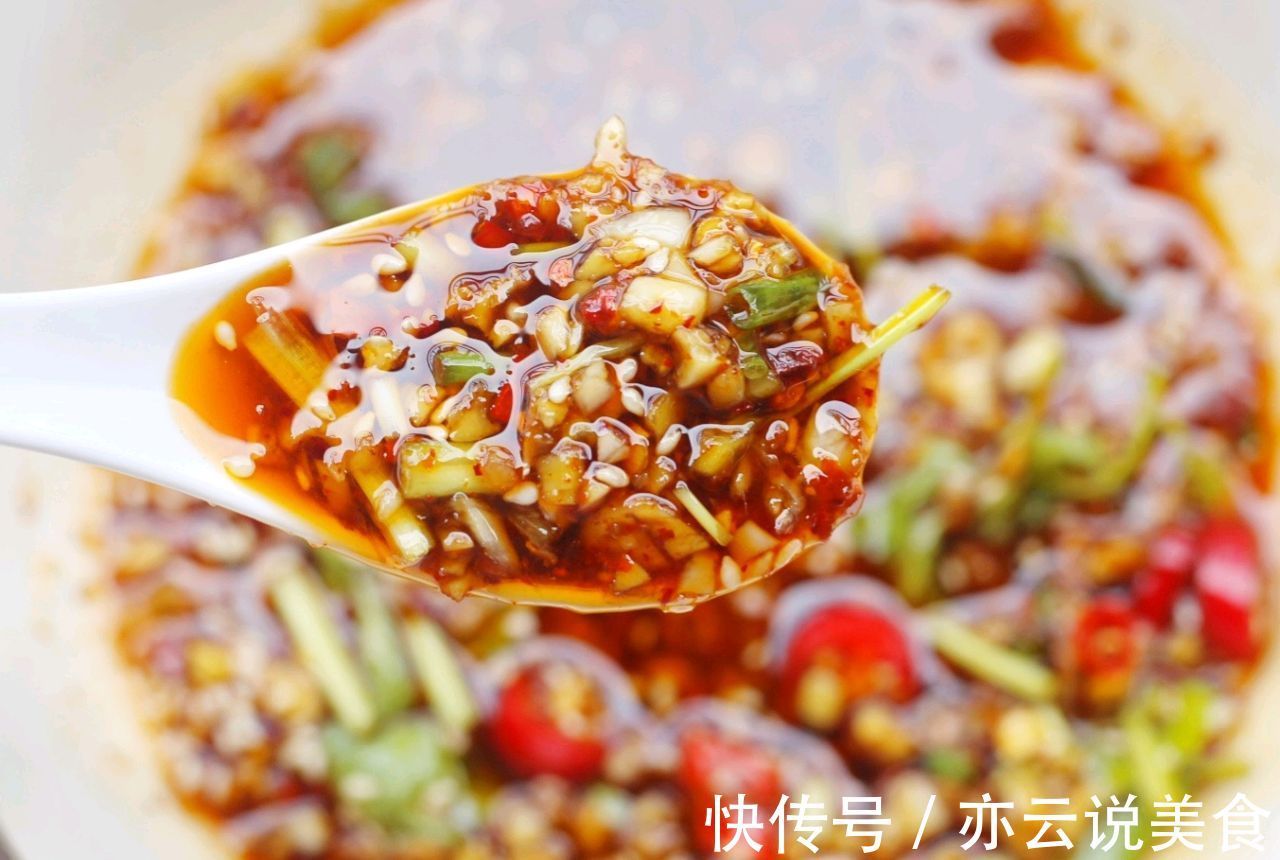 自制辣椒酱，拌凉菜通用，做法简单，鲜香可口，真实用