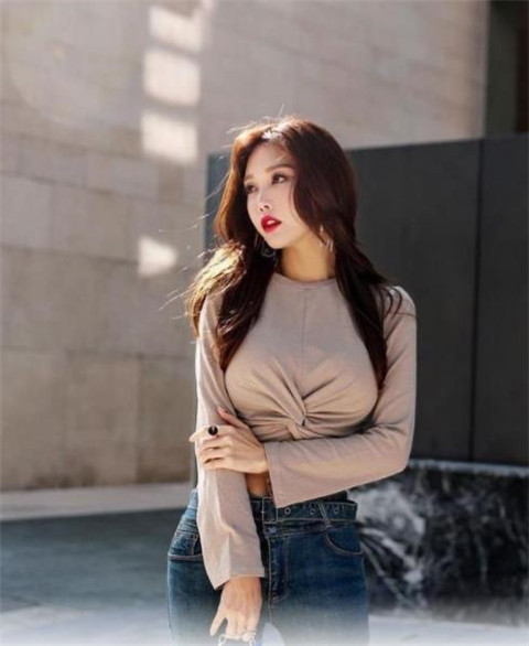 大方|街拍简洁大方的小姐姐,轮廓性感分明,凸显女神的魅力