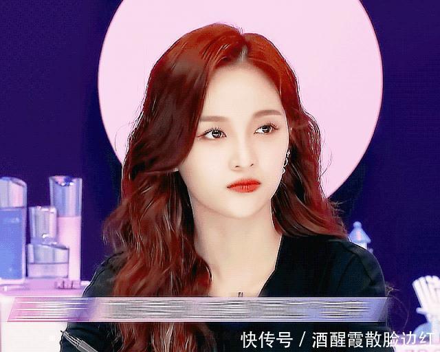 过了30岁的女人别总染棕色发色了,试试这4种颜色,超显白好看!