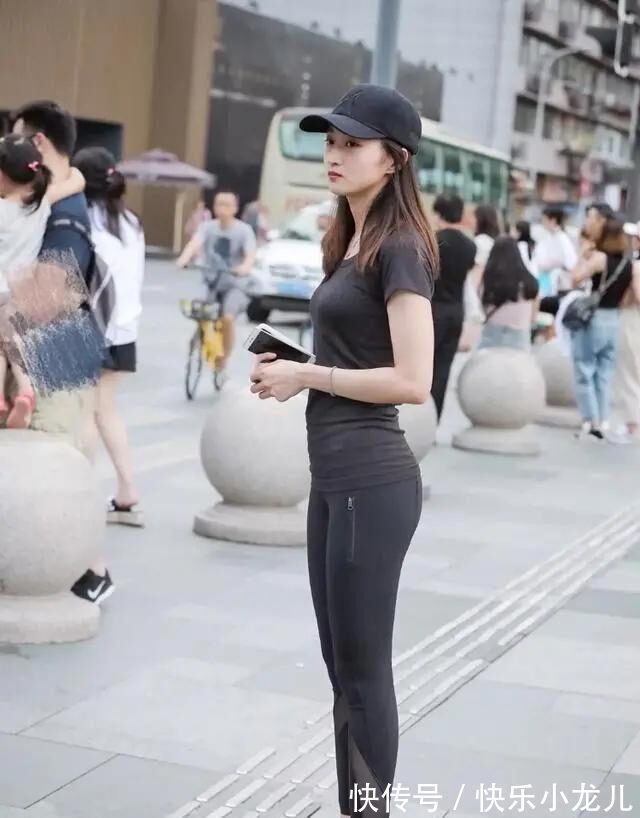 职场 打底裤彰显搭配的美感,更适合于职场中的女性