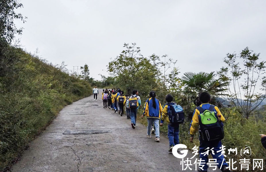 语文|彭有兴：3年每天8公里护送100多名学生上下学