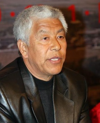 振荣|张洪杰为何75岁仍带着“丑妻”拍戏原来家里养了“一群狼”