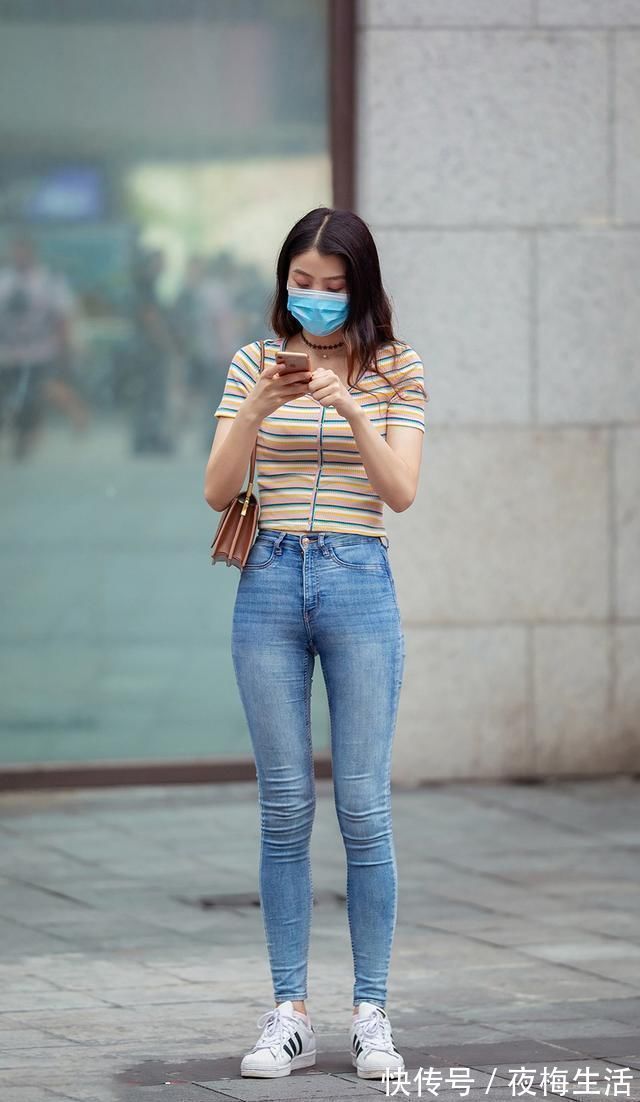 小白|三伏天,时髦姑娘的牛仔裤搭配,简单舒适、穿出酷酷的时尚味道