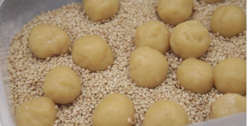 泡打粉|2个鸡蛋,一碗面,不发面不醒面,快速做开口笑,个个酥的直掉渣