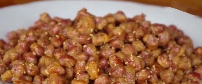 花生里加1个鸡蛋,原来这么好吃,我家常做来吃,放一个月都不坏