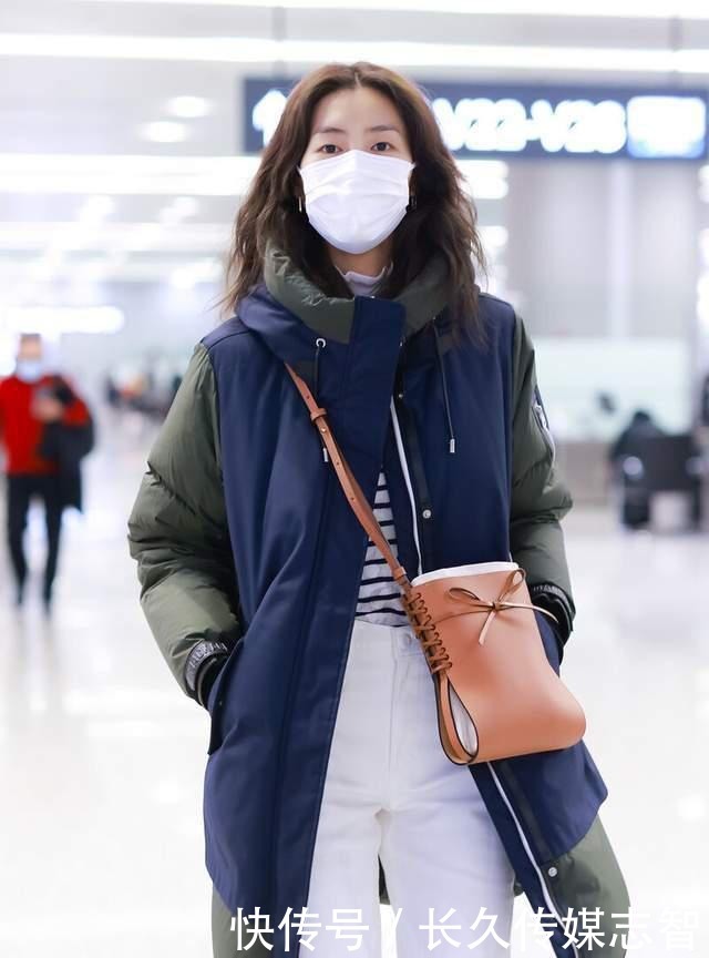 白裤|大表姐刘雯真有范,穿撞色棉衣配小白裤时髦干练,机场也能当秀场