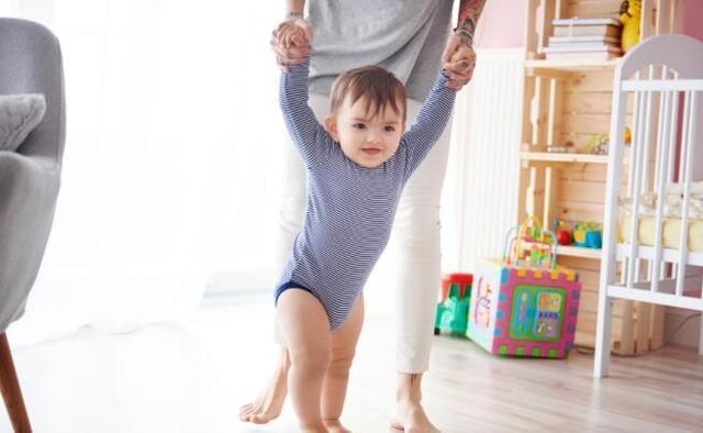 平衡力|别牵着宝宝的手学走路,累人又伤娃,正确的学走路方式是先爬后走