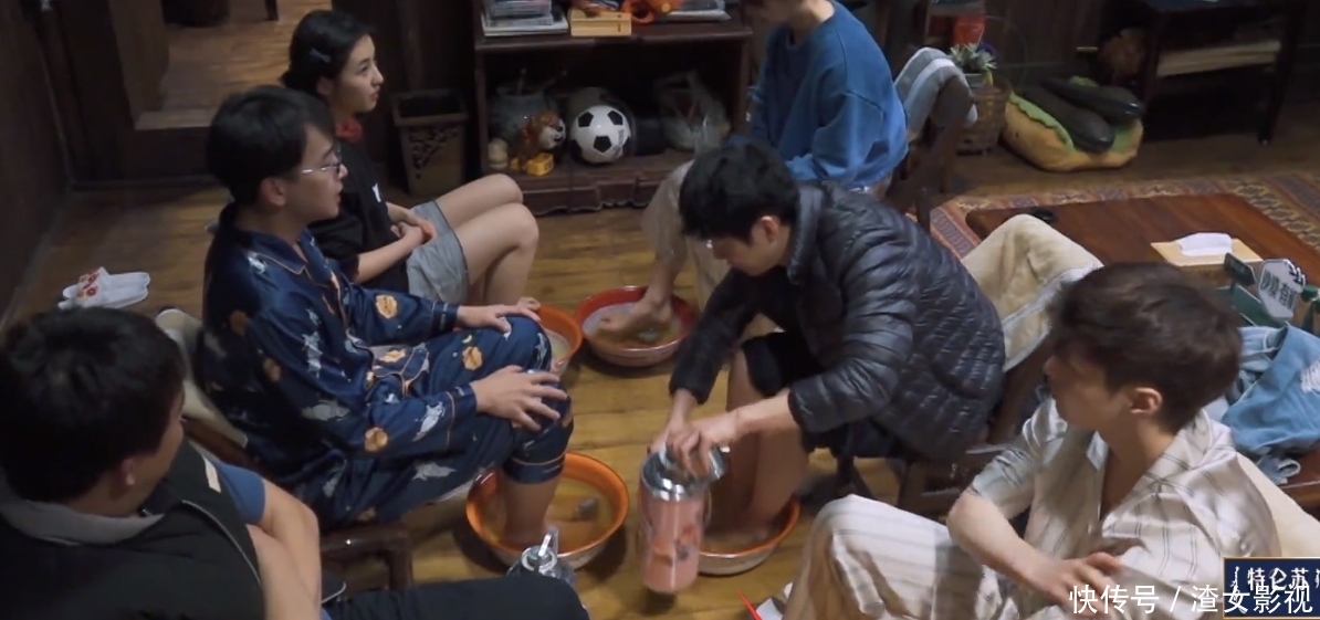 超级明星 张艺兴有多低调?录《向往》穿军大衣,脚上的鞋,农村人都不穿了