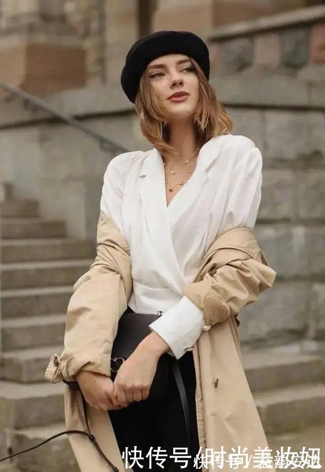 刘芳菲 刘芳菲故宫游太会穿了，绿色大衣配贝雷帽好减龄，洋气不止一点点