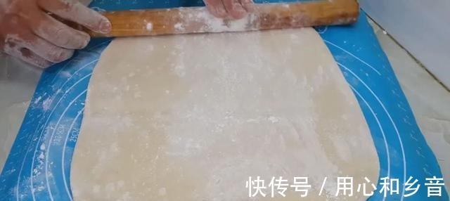 松软|这种创意油条做法，外皮酥掉渣，里面松软香甜，好吃又简单！