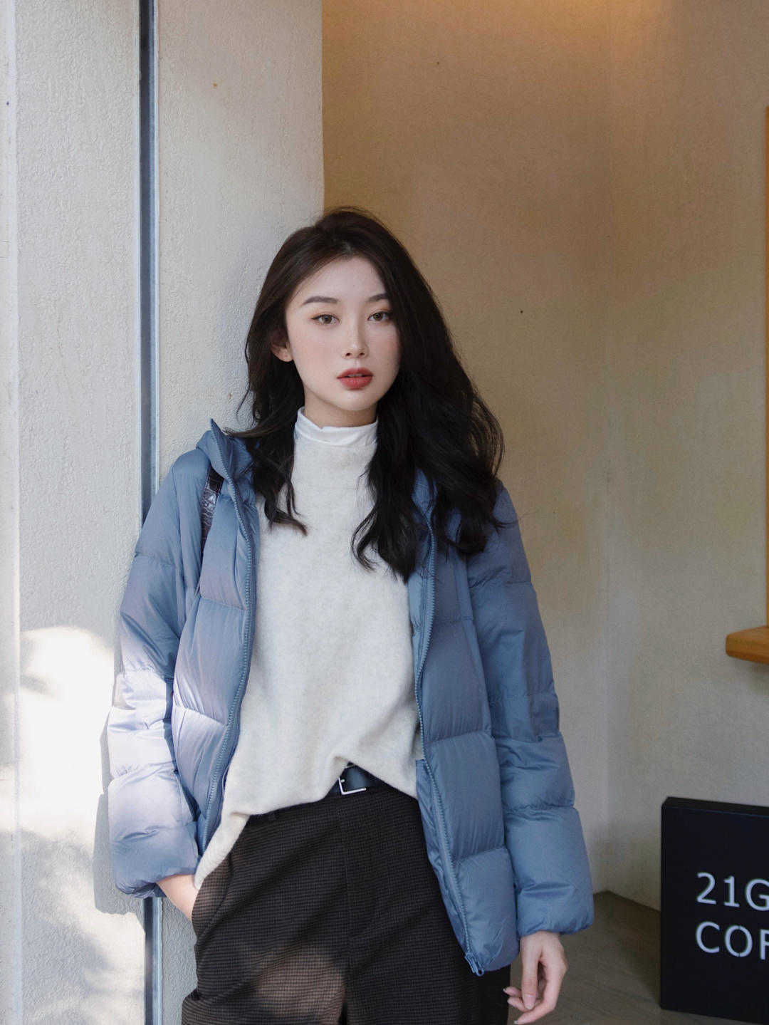 v领|羽绒服下面尽量少穿小脚裤,今年流行这样穿,温暖又时尚