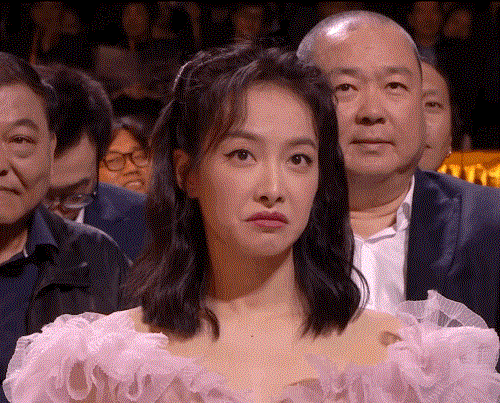赵丽颖得奖宋茜撇嘴，被清票后不满意写脸上？表情管理失败引热议