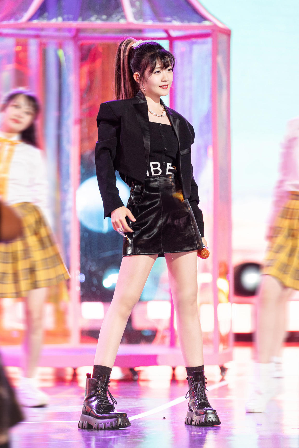 赖美云|赖美云身材比例出众,穿短款吊带搭配牛仔裤,细腰长腿抢眼又抢镜