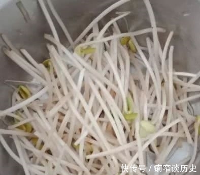 教你一个豆芽的新做法,加它一起炒,嫩滑爽口