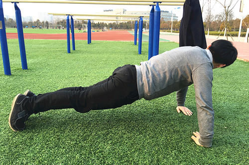 男性|坚持每天做俯卧撑的男子,身体发生的变化令人惊讶,不妨了解一下