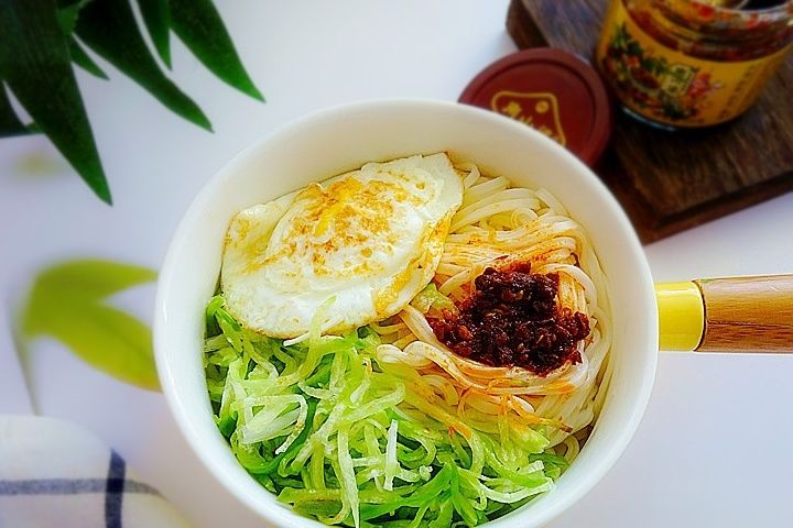 姐姐晚餐就一碗面，晒餐后网友们纷纷留言：这吃法妙，要试试！