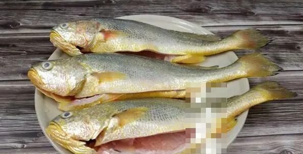  浓香|做雪菜烧黄鱼时要记住这两个技巧，成品汤汁浓香，鱼皮焦鱼肉嫩