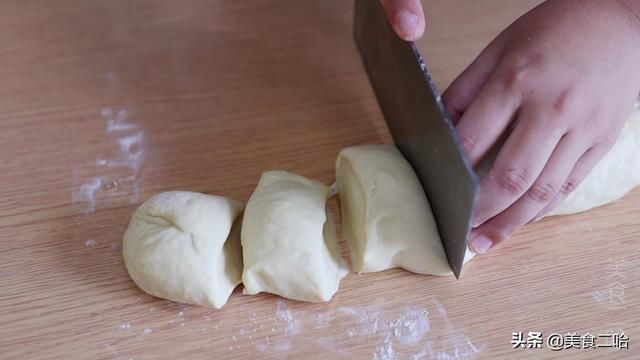 传统|颠覆传统面包做法：只用普通面粉、只揉面3分钟，一样拉丝香软