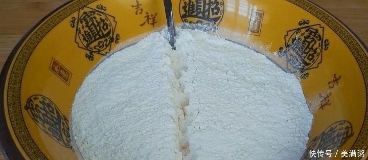 面粉别蒸馒头了,教你一个新吃法,比油条还香,我家一周吃5次