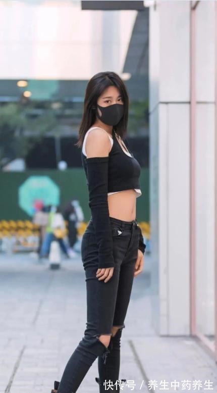 黑色 黑色打底裤搭配时尚白色上衣,出街的首选,最为常见的穿搭!