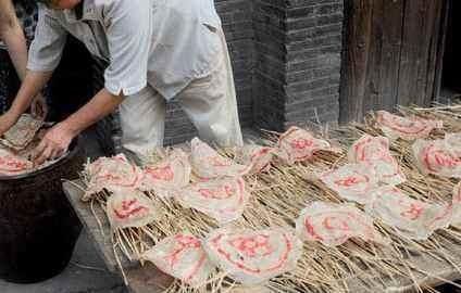 大姐|大姐家门口摆摊卖“另类小吃”, 5毛钱一个,我只想知道它的名字