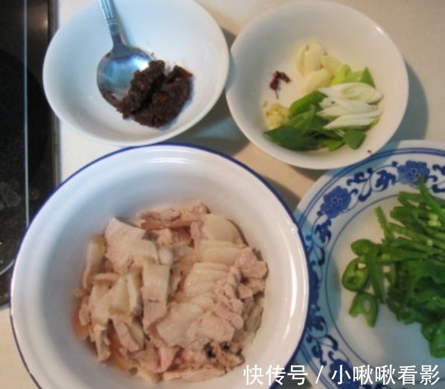 美食|川味家常蒜苗回锅肉，肥而不腻，香十足，网友：这才是美食
