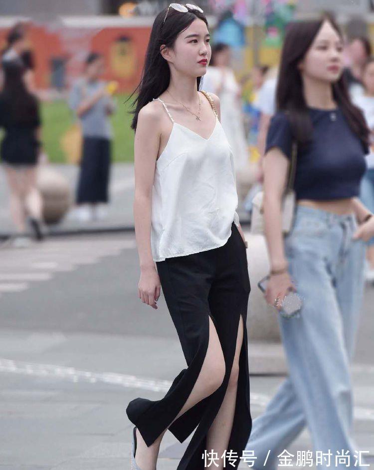 开叉 白色吊带背心和开叉休闲裤,休闲随性又显甜美,让你气质更加出众