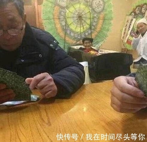 |搞笑图片幽默段子笑话：哈哈，咋只剩下两个轮子了呢，无语了哦