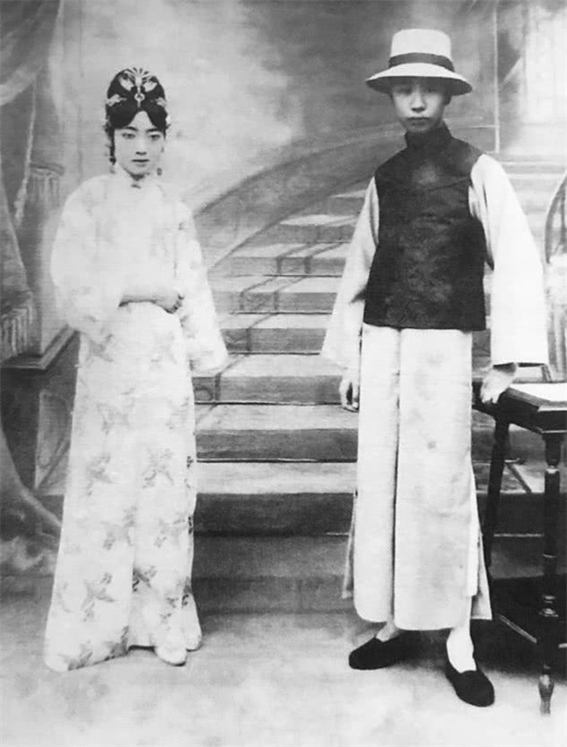 坐姿|溥仪和婉容的私房照,图3是大婚的凤床,图4坐姿反映一个事实