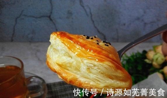 换个方式吃苹果做成苹果酥，酸酸甜甜层层香酥，做法很懒人！