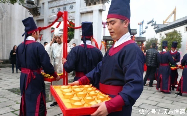 上联！先生出上联：昨日偷桃钻狗洞，不知是谁？学生的下联令人佩服！