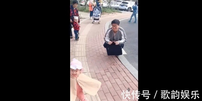 亲爱的|小萝莉接爸爸下班,可把小情人高兴坏了,下一秒跌倒爸爸心疼坏了