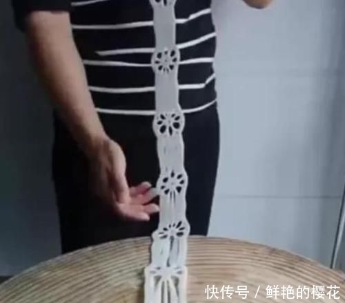 日本大厨炫刀工,将鱼切成“蝴蝶”,中国厨师用一根莲藕霸气反击