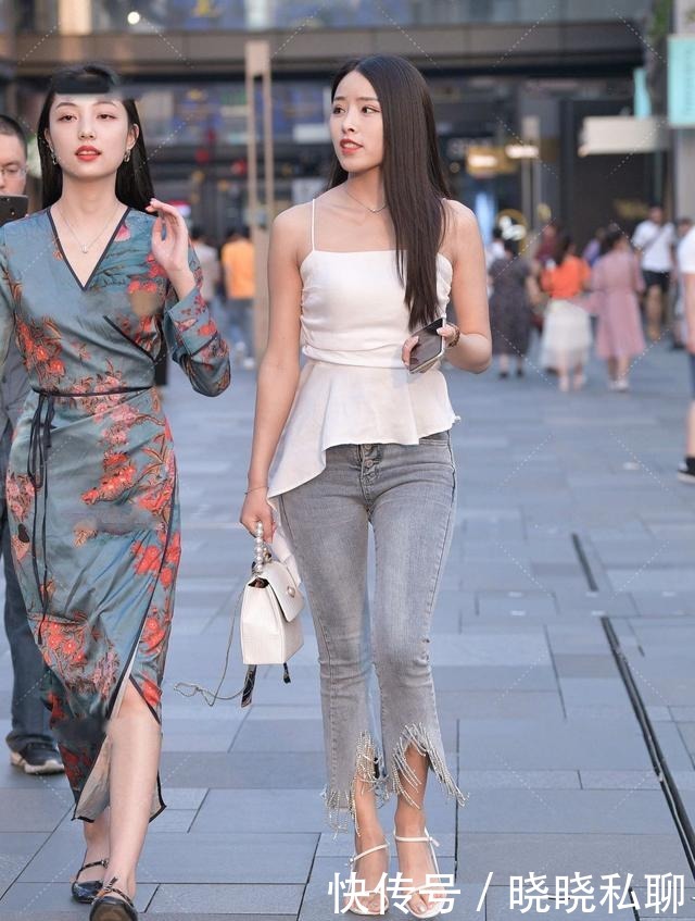高跟鞋|白色上衣搭配浅色牛仔裤，甜美可爱，时尚不过时